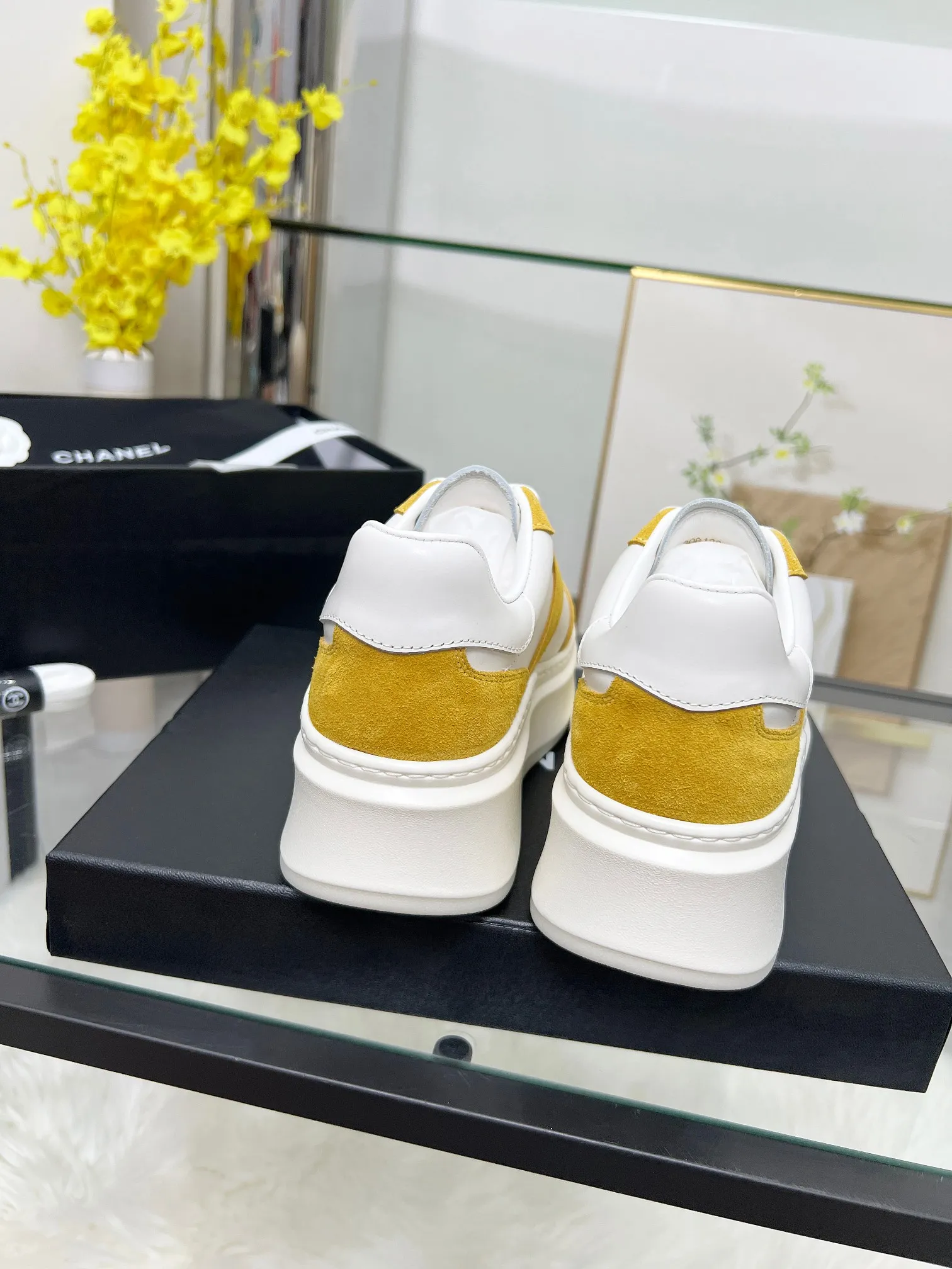 👟👟Ex-factory price 480👟👟 CHANEL 25C spring and summer new sports shoes official website is available at the same time ❤️ Counter out-of-stock kings. Major bloggers are recommending new styles on social days. This season’s new styles are simply eye-catching and look great on the feet. The casual casual sports style is refreshing and natural, interpreting Chanel’s fashionable femininity. The overall customization makes all sports models on the market at that time obsolete. This series is now available for sale! The upper is made of custom imported pebbled calf leather ➕ custom frosted calf leather. The lining is made of original one-to-one professionally customized mesh. Hardware accessories. Original full set of molds (not common in the market). Original custom molded TPU combination outsole. Height 4 cm. Women's size 35-39.